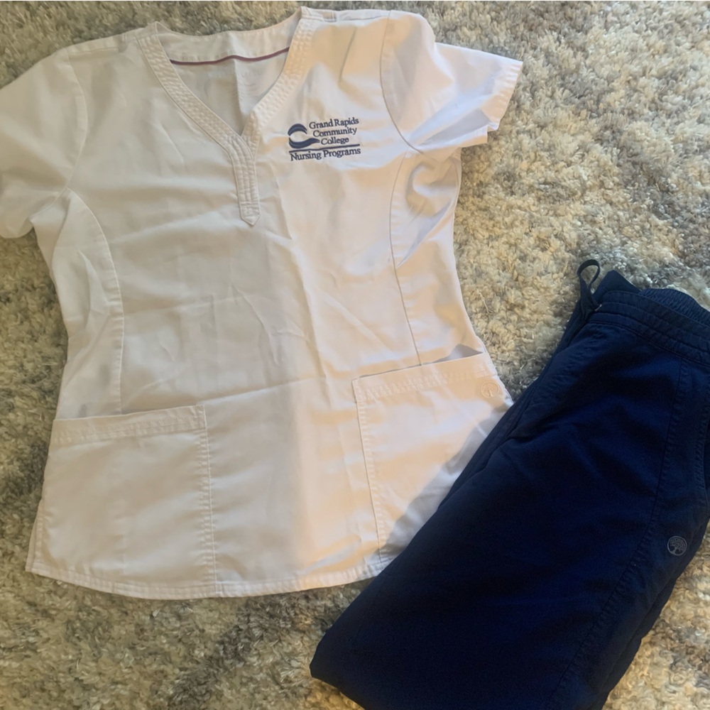 Woman’s Healing Hands Purple Label Scrub Set -White Top Blue Bottom -Size Medium